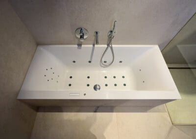 réalisation d'une salle de bain moderne - Installation baignoire et plomberie