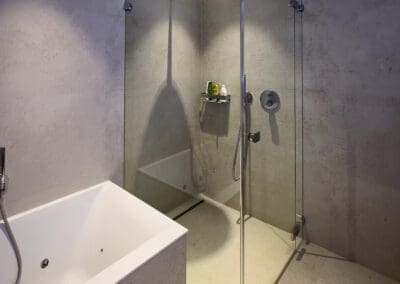 réalisation d'une salle de bain moderne - Installation douche et plomberie