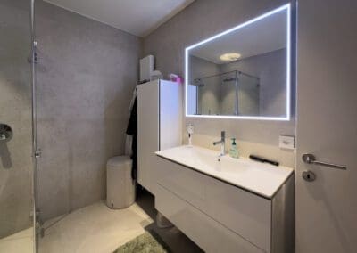 réalisation d'une salle de bain moderne - Installation évier et plomberie